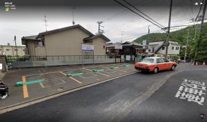 京都京町家一棟貸しKyoto Machiya Stay En的停在街道边的橙色汽车
