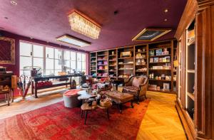 基姆湖畔格斯塔特基姆全景酒店的客厅设有紫色天花板和桌椅