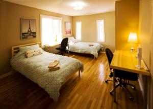 渥太华4 bedroom 4parking can cook Fireplace,Office的酒店客房配有两张床、一张书桌和一张书桌。