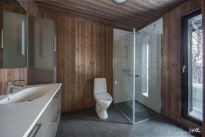 耶卢Nydelig og Moderne hytte på Kikut Geilo - 6 senger, 4 soverom og jacuzzi的一间带卫生间和玻璃淋浴间的浴室