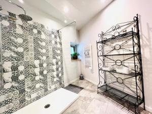 Gîte de campagne Gaspard的带淋浴和玻璃墙的浴室