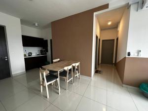 蕉赖Traders Garden , cheras Trader square 3 bedroom Balakong serdang的一间厨房,内设一张木桌和椅子