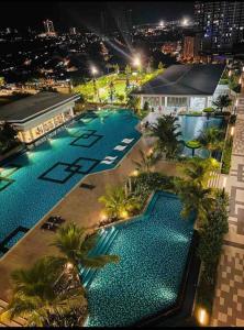 蕉赖Traders Garden , cheras Trader square 3 bedroom Balakong serdang的享有游泳池的顶部景色