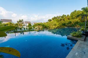 芙蓉5Bedroom Villa @ Seremban 20pax Netflix Projector Pool的度假村内的一个蓝色海水游泳池