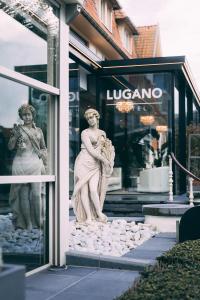 克诺克－海斯特卢加诺酒店的商店橱窗里女人的雕像