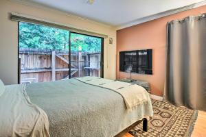 洛杉矶Santa Monica Townhome - Close to Beach!的一间卧室设有一张床和一个大窗户