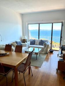 巴古尔Apartamento con playa y vistas en la Costa Brava的客厅配有沙发和桌子