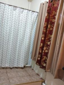 阿拉米诺斯Kylah Transient House的浴室设有窗帘和窗户