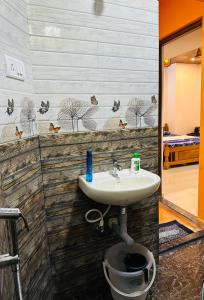 果阿旧城St. Francis Xavier的客房内的盥洗盆浴室