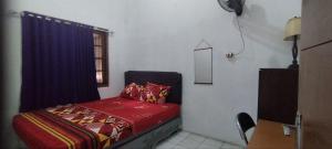 茂物FAI Bogor Backpacker by SPAZIE的一间小卧室,配有床和窗户
