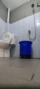 茂物FAI Bogor Backpacker by SPAZIE的一间带卫生间和蓝色桶的浴室