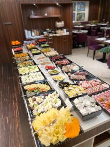 奥普尔奥普尔德西瓦尊贵酒店的包含多种不同食物的自助餐