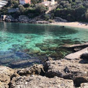 巴格里亚Donna Angela locazione turistica的一片绿松石海水和一些岩石的海滩