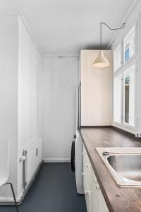 哥本哈根Rooms in quiet white villa apartment Hortensiavej 8 on Frederiksberg C的厨房配有水槽和台面
