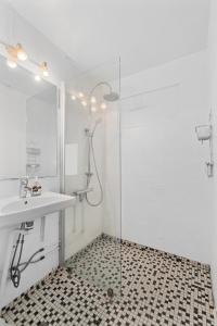 哥本哈根Rooms in quiet white villa apartment Hortensiavej 8 on Frederiksberg C的带淋浴和盥洗盆的浴室
