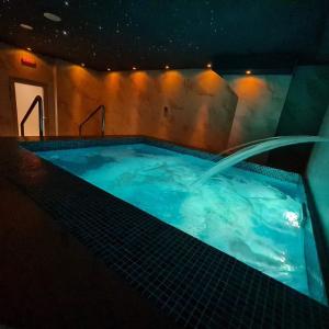 巴尼亚卢卡Hotel Wellness&Spa Astorya Banja Luka的客房内设有一个大型热水浴缸,