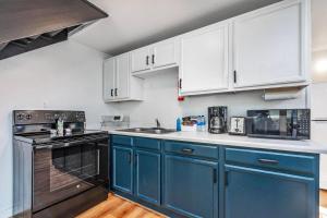 洋滨市Tidal House 5的厨房配有蓝色家电和白色橱柜