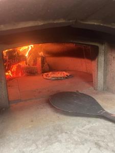 杜伦La Fattoria的砖炉里的比萨饼,带 ⁇ 