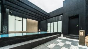 福冈福冈天神光芒酒店的一座带泳池的黑色建筑中的游泳池