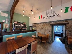 杜伦La Fattoria的一间带木桌的餐厅和一间酒吧