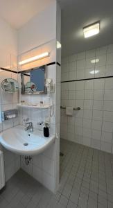 不来梅港Hotel Columbus und Glamping的白色的浴室设有水槽和镜子