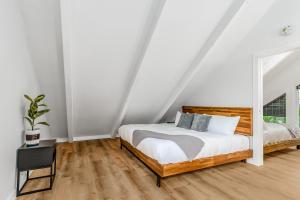 洋滨市Tidal House 7的白色卧室配有床和桌子