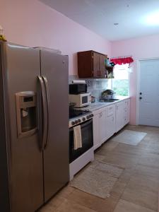 Sandy Point TownTeverence的厨房配有不锈钢冰箱和炉灶。