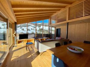 施瓦尔茨湖Horizon 4的客厅设有木制天花板和桌椅