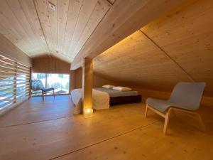 施瓦尔茨湖Horizon 4的一间卧室,卧室内配有一张床和一把椅子