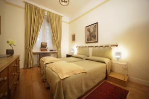 的里雅斯特乐6A住宅酒店的一间卧室设有两张床和窗户。
