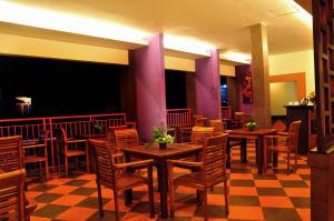 库塔玛塔哈里酒店的用餐室配有木桌和椅子
