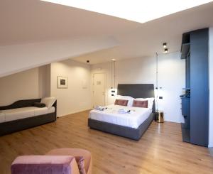 都灵San Carlo Suite Torino的一间大卧室,配有一张床和一张沙发