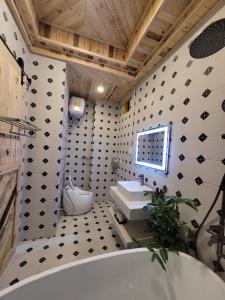 大叻Lightning House的浴室配有白色浴缸和水槽