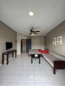 巴东马士力Perdana Serviced Apartment & Resorts的带沙发和吊扇的客厅