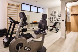 芬奇达芬奇酒店的健身房设有跑步机和健身自行车