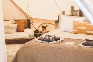 托弗塔Surflogiet Gotland的帐篷内一间卧室,配有一张床