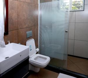 柴瑞海滩EV StayZ的一间带卫生间和玻璃淋浴间的浴室