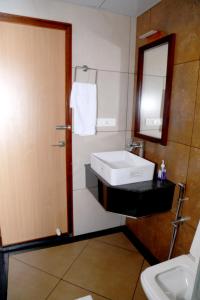 柴瑞海滩EV StayZ的浴室设有白色水槽和镜子