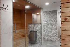 维斯瓦Apartamenty Szuflandia的浴室里设有玻璃淋浴间,浴室里设有垃圾桶