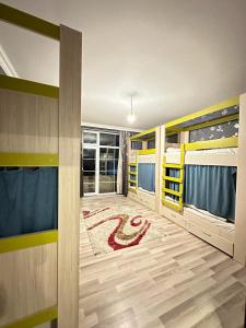 巴库CHEMPION HOSTEL BAKU的一间客房配有两张双层床,铺有地毯。