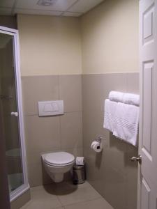 彼得马里茨堡Regal Inn PMBurg的一间带卫生间和毛巾的小浴室