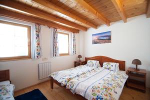 利普托斯基米库拉斯Holiday Home Tatralandia的一间卧室设有一张床和两个窗户。