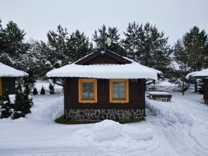 利普托斯基米库拉斯Holiday Home Tatralandia的屋顶上积雪的小小屋