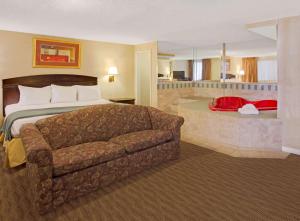 银泉银泉戴斯酒店的酒店客房,配有床和沙发