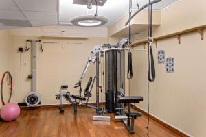 厄斯特松德贝斯特韦斯特艾特酒店的一间设有健身器材的健身房的房间