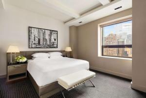 纽约Hyatt Grand Central New York的卧室设有一张白色大床和一扇窗户。