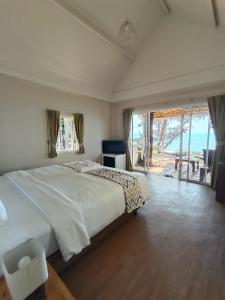 象岛Saffron On The Sea Resort的一间卧室设有一张大床和一个大窗户