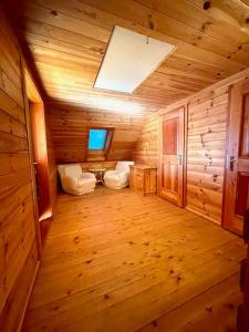 Axterhütte的一间位于带窗户的小木屋内的客房