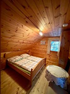 Axterhütte的小木屋内一间卧室,配有一张床