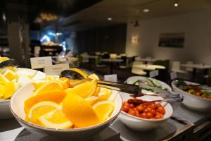 延雪平延雪平第一酒店的自助餐,包括一碗橘子和西红柿,放在桌子上